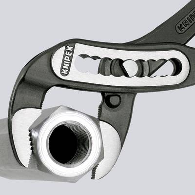 Knipex Verstellzange greift eine Metallsechskantmutter, Nahaufnahme auf weißem Hintergrund.