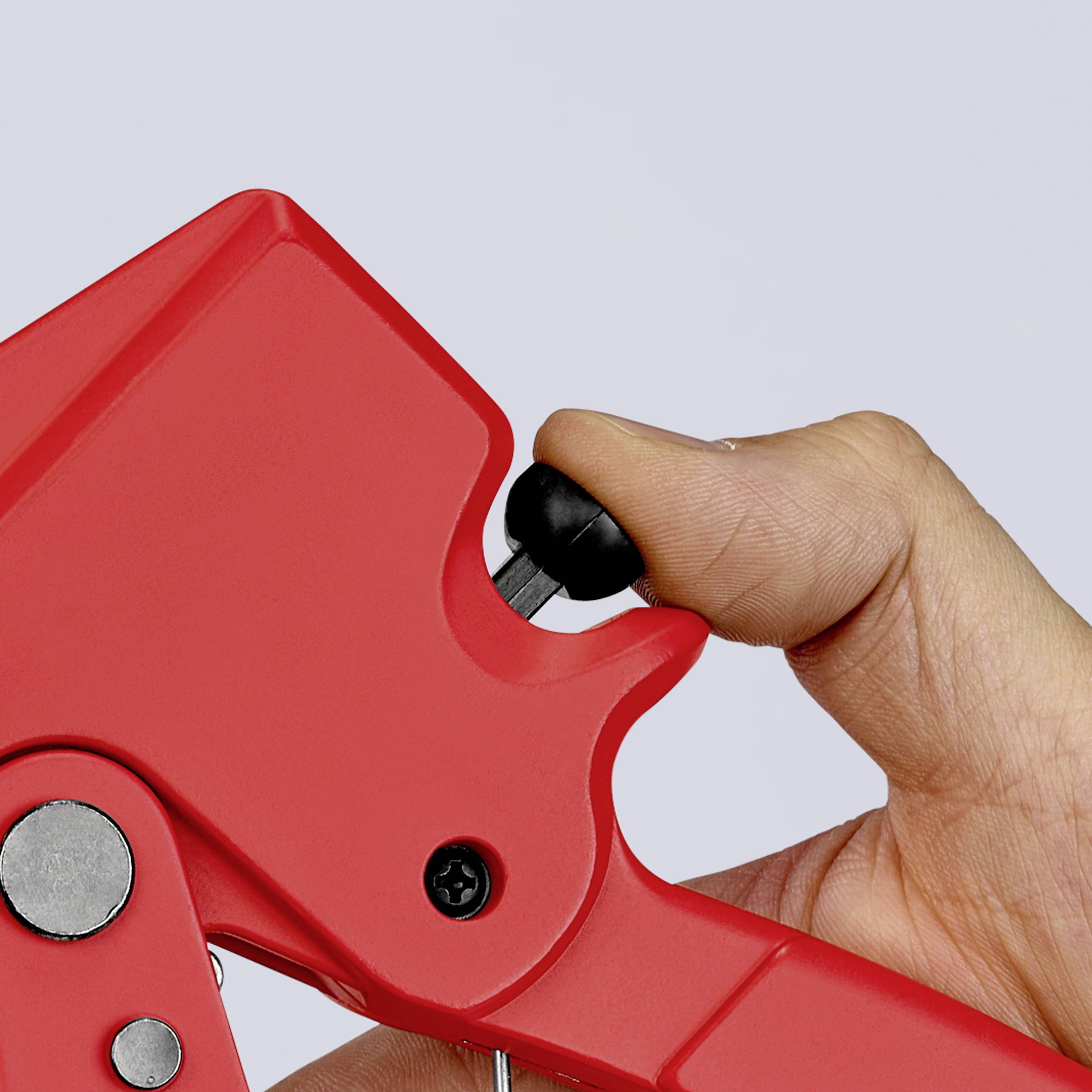 Eine Hand betätigt einen roten Hebel eines mechanischen Geräts.