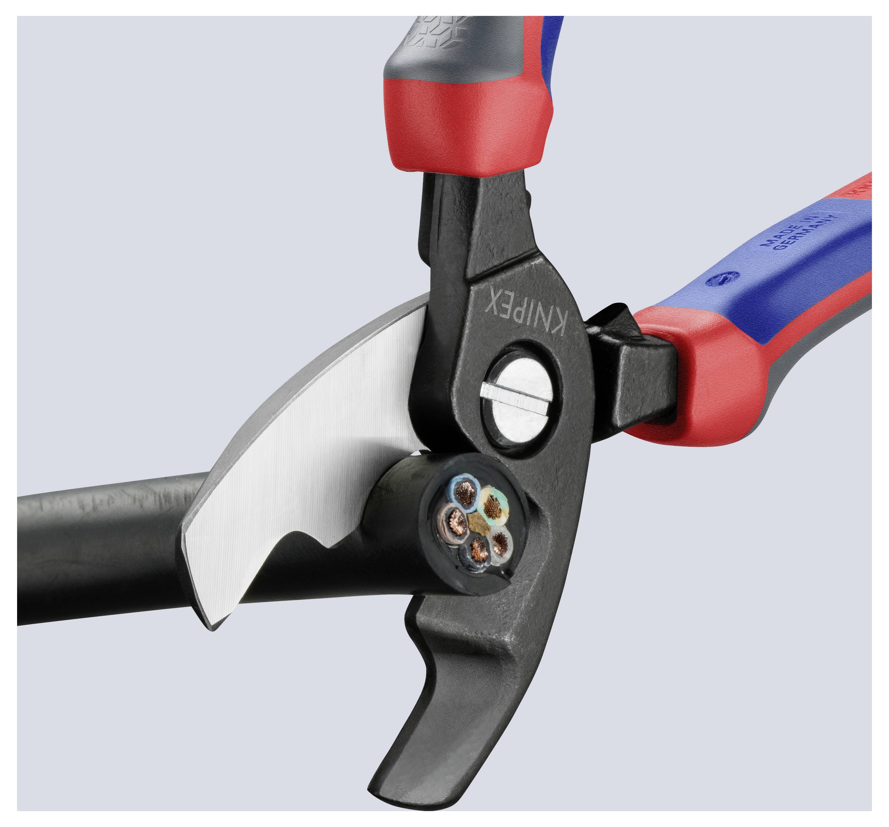 „Zange schneidet ein Elektrokabel. Nahaufnahme zeigt Klingen und geschnittene Kabeldrähte.“