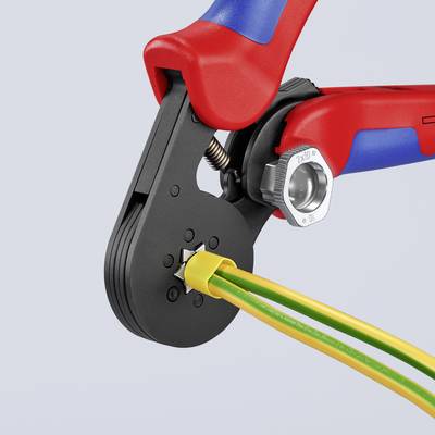 Eine rote und blaue Crimpzange crimpt ein gelbes und grünes Kabel, das für elektrische Verbindungen verwendet wird.