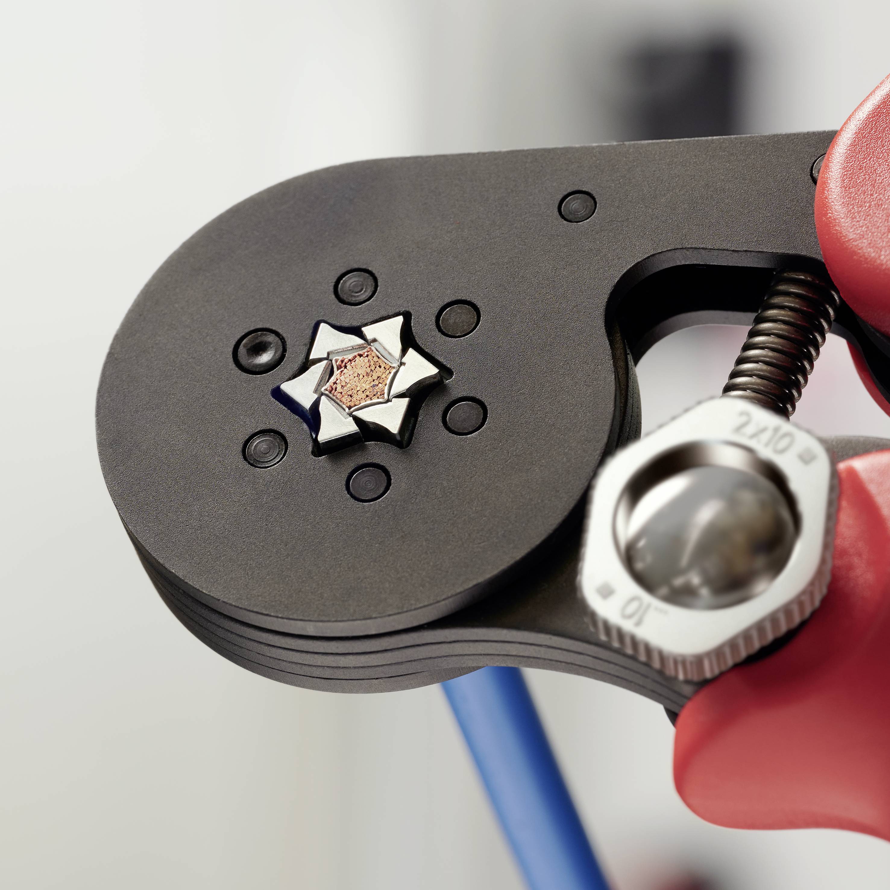 Nahaufnahme einer Fahrradkurbelschraube mit Drehmomentschlüssel, der auf 10 Newtonmeter eingestellt ist, vor unscharfem Hintergrund.