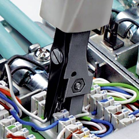 Eine Zange erleichtert das Abisolieren und Verbinden von Kabeln in einem elektrischen Anschlusskasten.