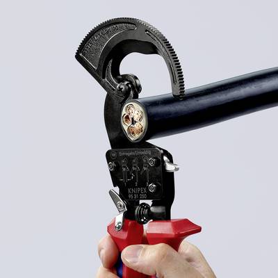 Zange schneidet dickes Kabel; rote Griffe, schwarzer Greifkopf. Hände halten das Werkzeug.