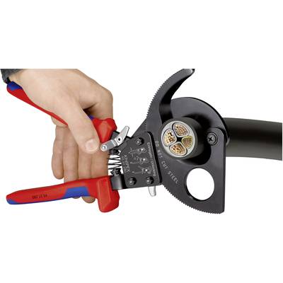 'Hand hält ein Werkzeug zum Schneiden eines dicken Kabels. Das Werkzeug hat einen Hebelmechanismus und einen gezahnten Griff.'