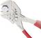 Eine verstellbare Wasserpumpenzange mit roten Griffen greift fest an eine sechseckige Schraubenmutter. Geeignet zum Greifen und Lösen.