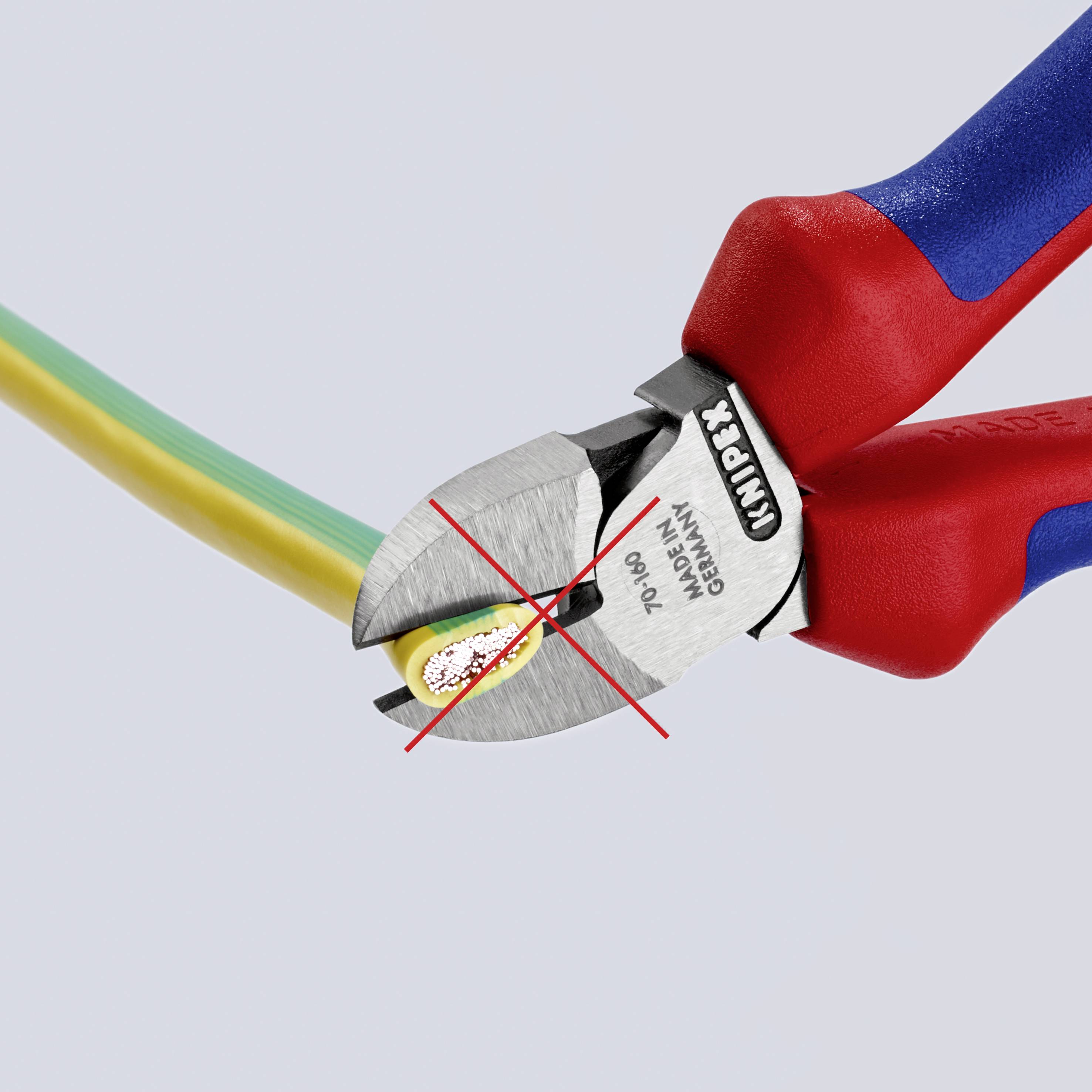 Zange schneidet durch ein mehrfarbiges Kabel. Rote und blaue Griffe, silberne Schneidfläche. Markenname 'KNIPEX' sichtbar.