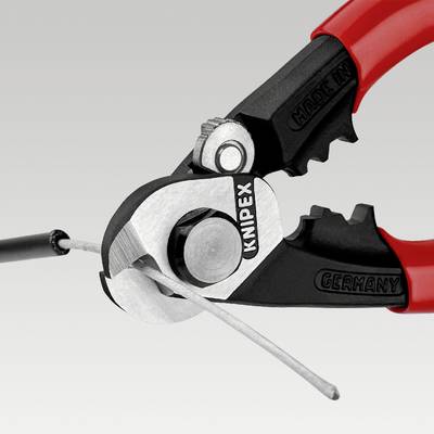 Zange schneidet präzise durch ein Kabel; roter Griff. Hochwertiges Werkzeug mit Knipex-Logo.