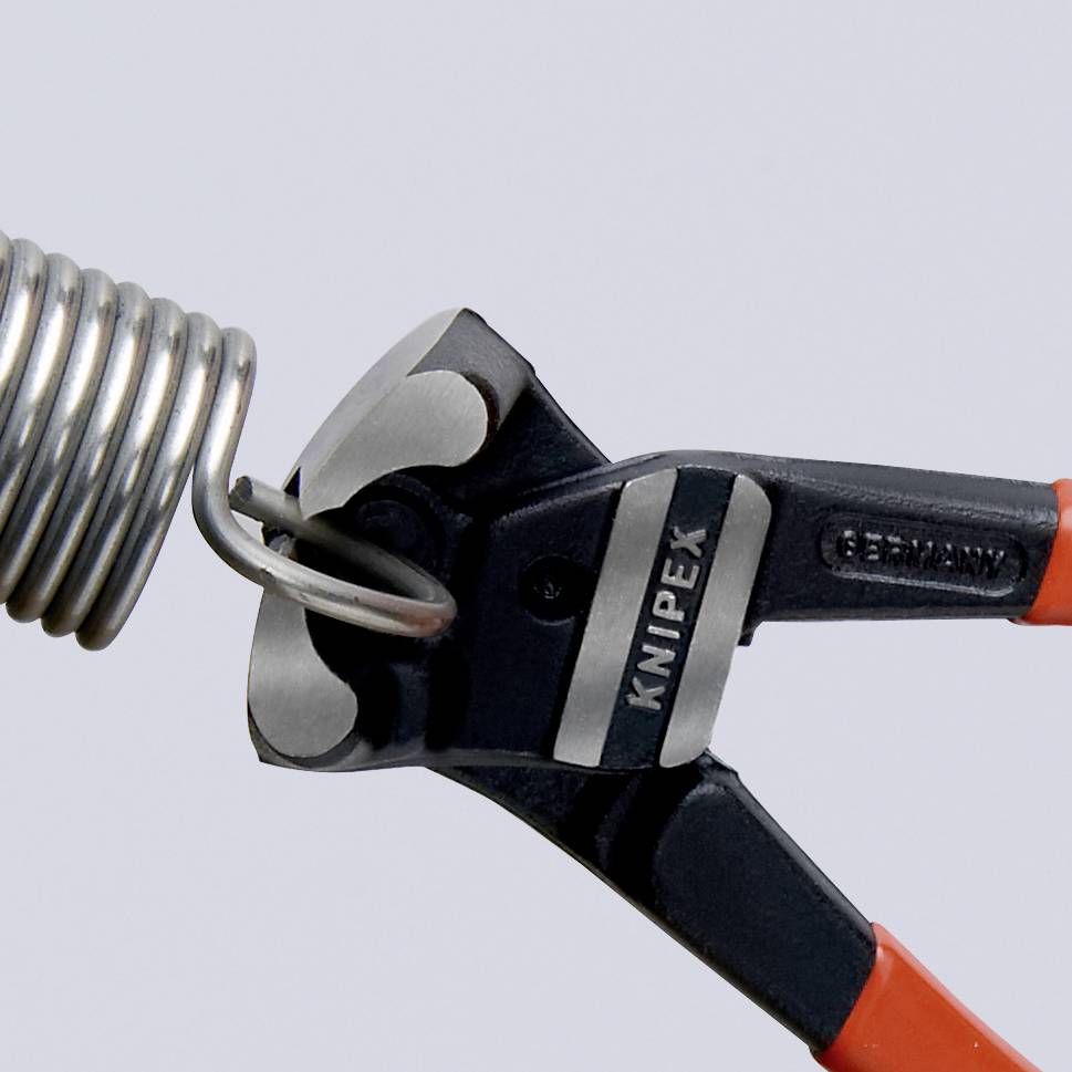 Zange schneidet eng gewickelten Metalldraht. Nahe Aufnahme, Fokus auf Schneidbereich der Zange, Markenname sichtbar.