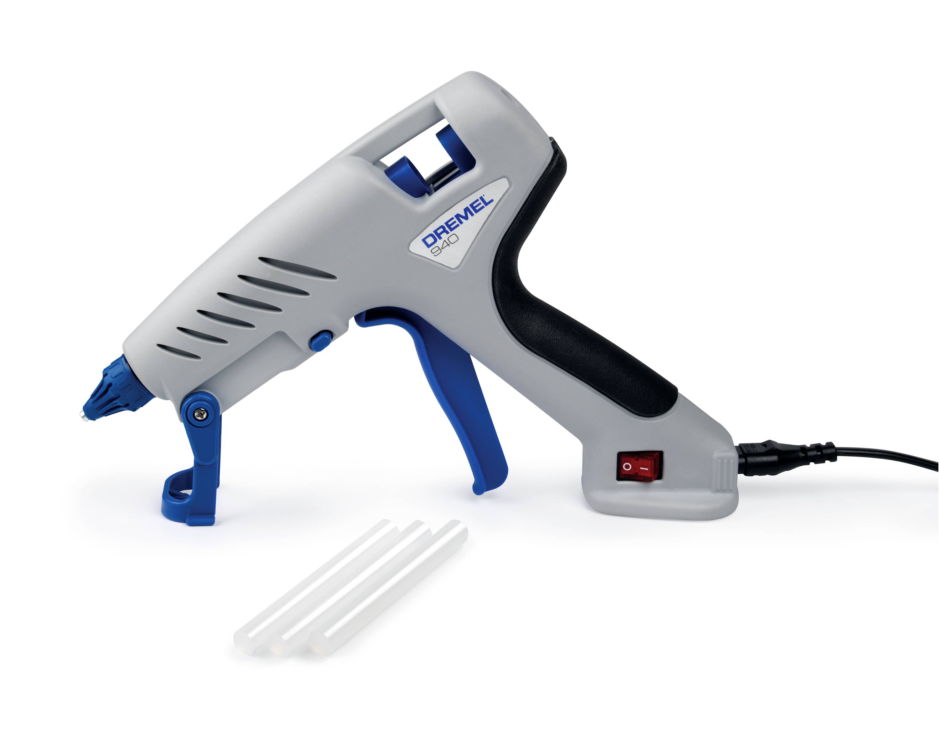 Heiße Klebepistole mit blauer Abzugsmechanik und drei Klebesticks daneben. Geeignet für Heimwerker- und Bastelarbeiten.