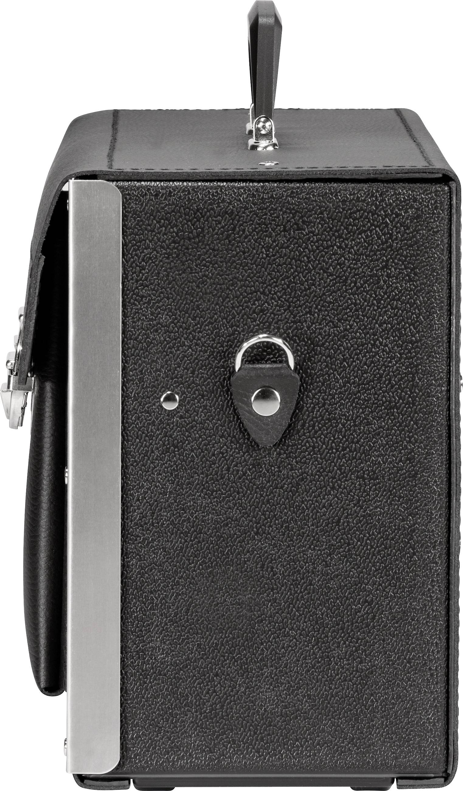 Eine schwarze, vintage Kamera aus Metall mit einem Tragegriff oben und stählernem Gehäuse. Seitenansicht zeigt Detail des Gehäuses.