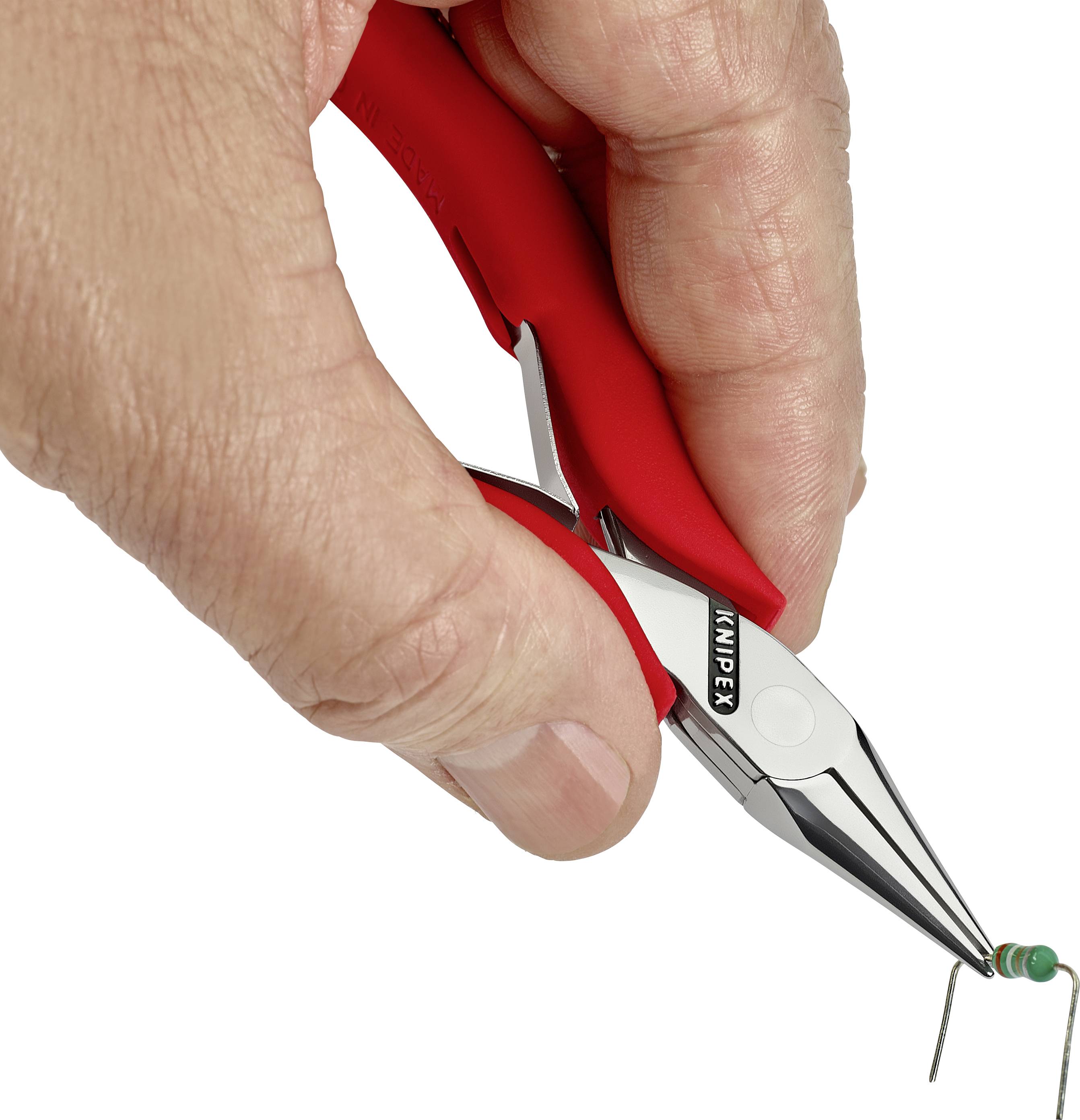 Eine Hand hält eine rote Präszisionszange, die ein kleines elektronisches Bauteil greift.