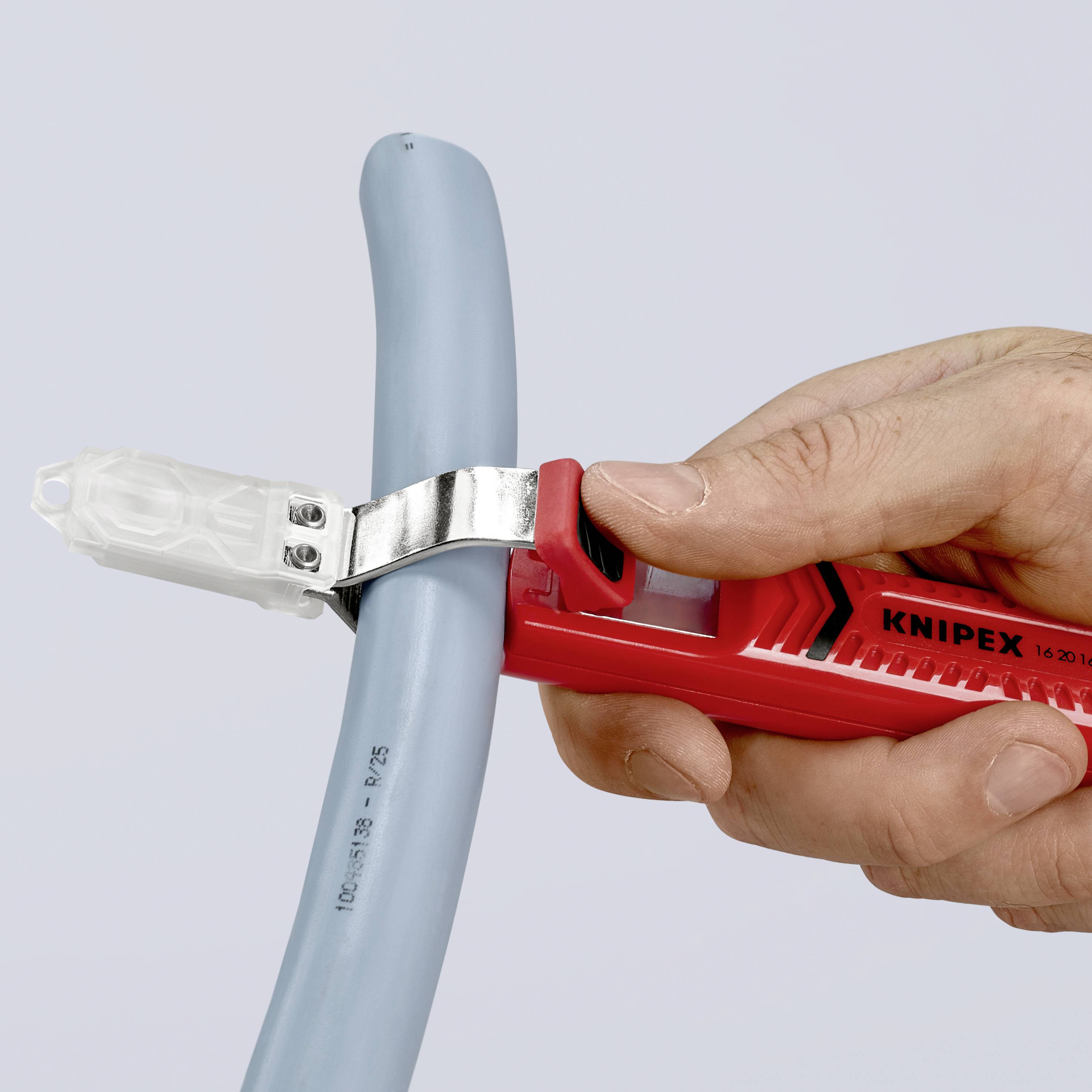 Eine Hand hält ein rotes Knipex-Werkzeug, das ein graues Kabel abschneidet. Werkzeuggriff zeigt das Logo und die Produktnummer.