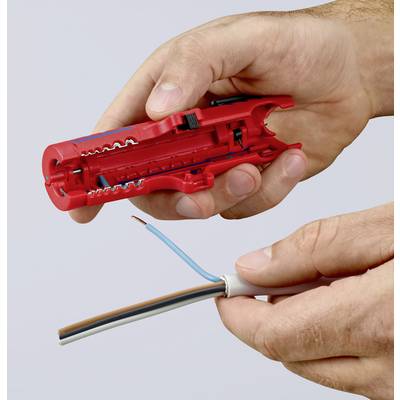 Zwei Hände halten einen roten Abisolierer und ein dreifarbiges Kabel, während das Kabel für den Anschluss vorbereitet wird.