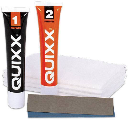 Zwei Tuben mit der Aufschrift 'QUIXX' und den Nummern '1 REPAIR' und '2 FINISH' vor weißen Tüchern und einem Schleifpad, Produkt zur Kratzerentfernung.