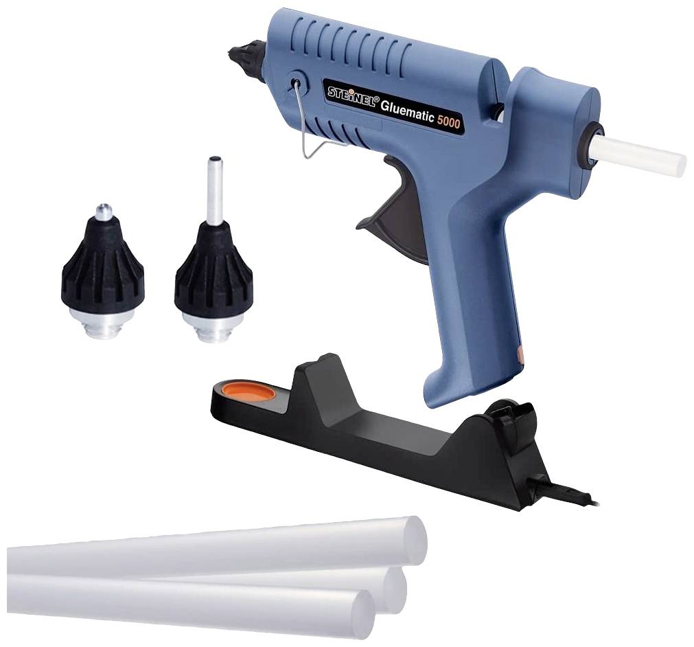 Klebepistole in Blau mit zwei Ersatzdüsen, drei Klebesticks und einer Halterung im Bild dargestellt.