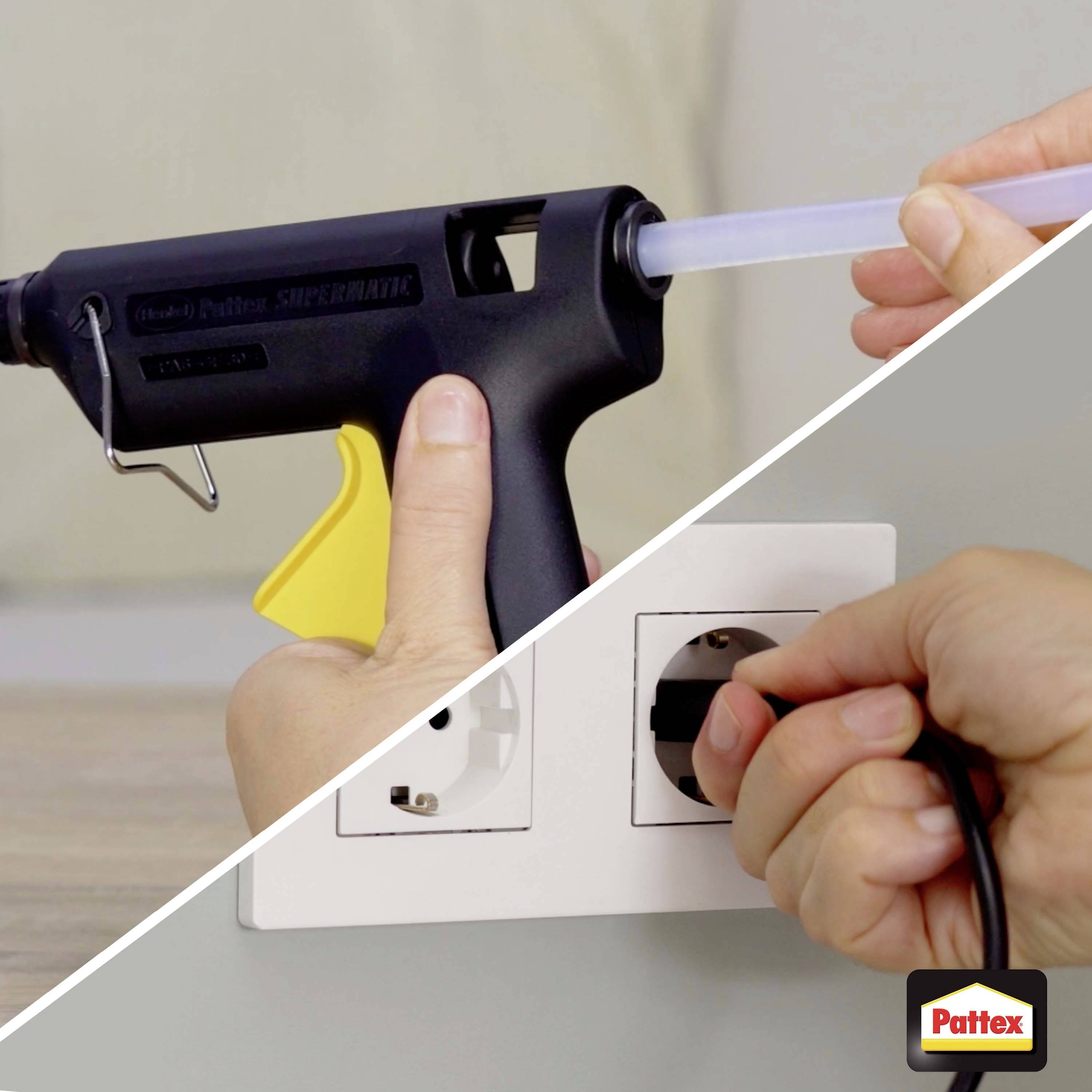 Eine Hand, die eine Heißklebepistole hält und einen Stecker in eine Steckdose einführt und dabei die Verwendungsschritte veranschaulicht. Das Pattex-Logo ist in der Ecke sichtbar.