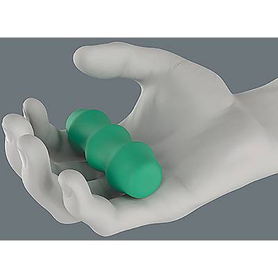 Eine graue Hand hält einen kleinen grünen Massageroller mit drei verbundenen Segmenten, der sein kompaktes und ergonomisches Design hervorhebt.