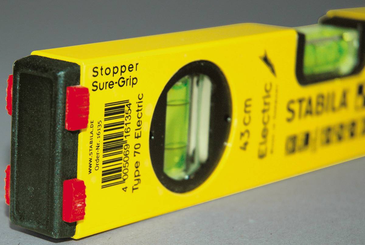 Wasserwaage mit gelbem Gehäuse, rotem Stopper, grünem Libellenfenster und schwarzem Aufdruck: 'Stabila Type 70 Electric'.