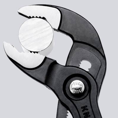 Eine schwarze Zange hält fest ein rundes, silbriges Objekt. Die Zange ist teilweise geöffnet und zeigt Details des Greifmechanismus.