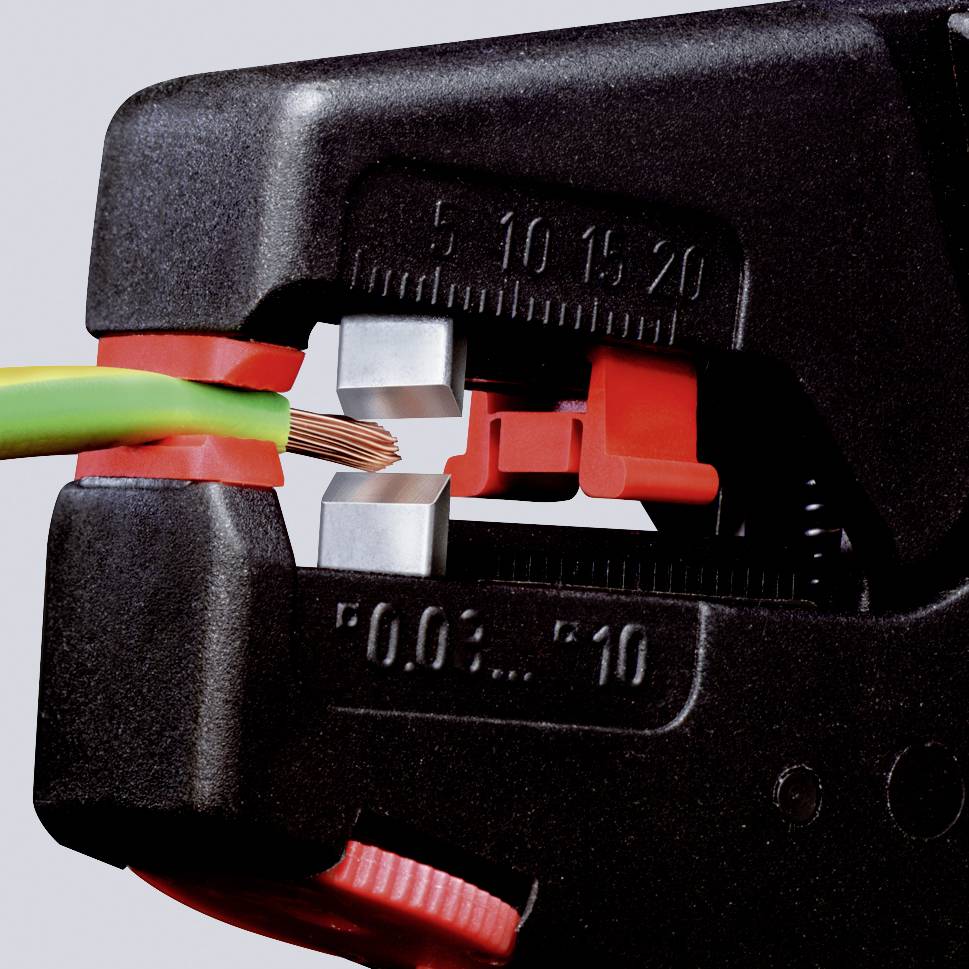 Nahaufnahme eines Abisolierzange, die ein Kabel hält. Das Werkzeug entfernt die Isolierung, um den Kupferdraht freizulegen.