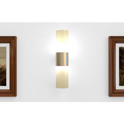 An der Wand montierte zylindrische Leuchte, die zwischen zwei eingerahmten Bildern an einer weißen Wand leuchtet.
