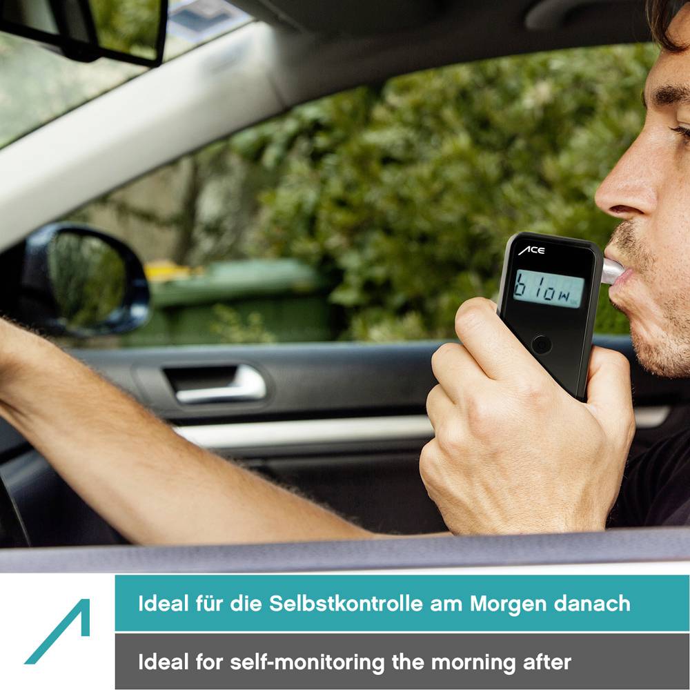 Eine Person im Auto hält ein Alkoholtester-Gerät mit einem Display, das '1,01' zeigt. Text im Bild: 'Ideal für die Selbstkontrolle am Morgen danach'.