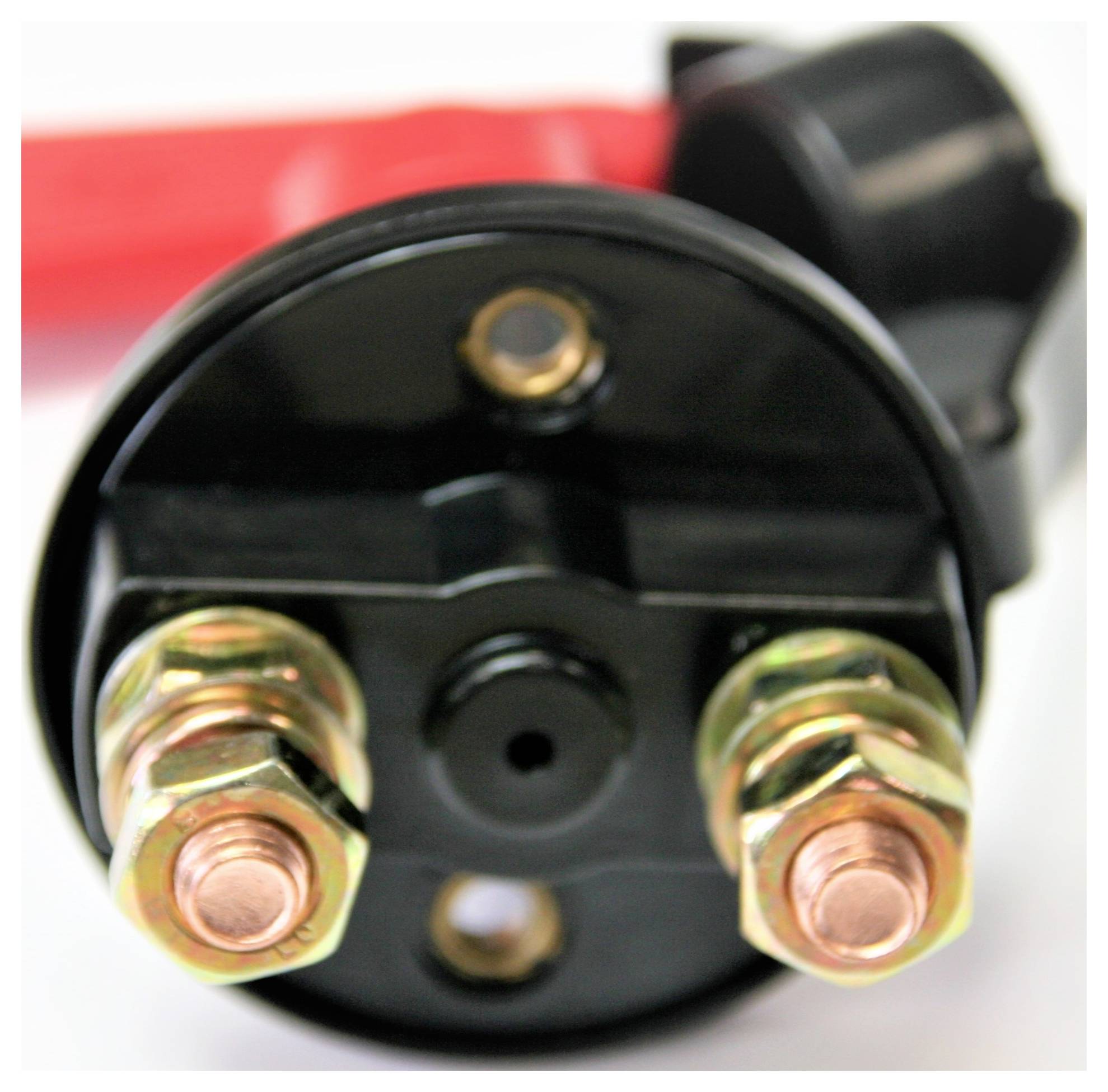 Nahaufnahme einer schwarzen elektrischen Komponente mit zwei Kupferklemmen und einem roten Griff, möglicherweise ein Schalter oder Batterieverbinder.