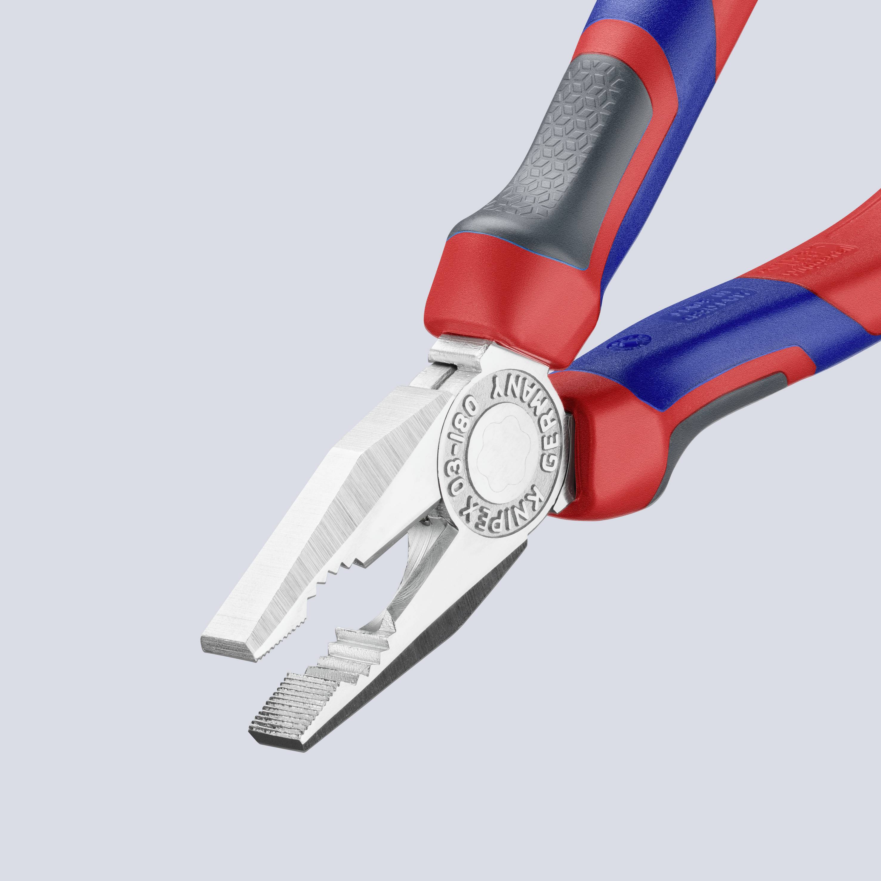 Eine robuste Kombizange mit ergonomischen, rot-blauen Griffen, geeignet zum Greifen, Schneiden und Bearbeiten von Draht oder Kabel.