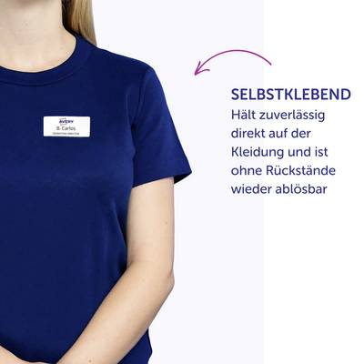 Ein Finger zieht eine selbstklebende Etikette mit dem Logo einer Firma namens 'Julia Smith Marketing'. Darunter steht 'Rückstandsfrei ablösbar'.