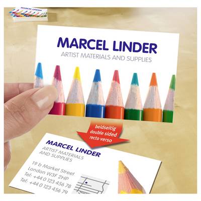 Hand hält Visitenkarte mit bunten Farbstiften und dem Text 'MARCEL LINDER – ARTIST MATERIALS AND SUPPLIES'; unten liegt eine weitere Karte mit Kontaktdaten und Karten-Symbol, Pfeil weist auf beidseitigen Druck hin.
