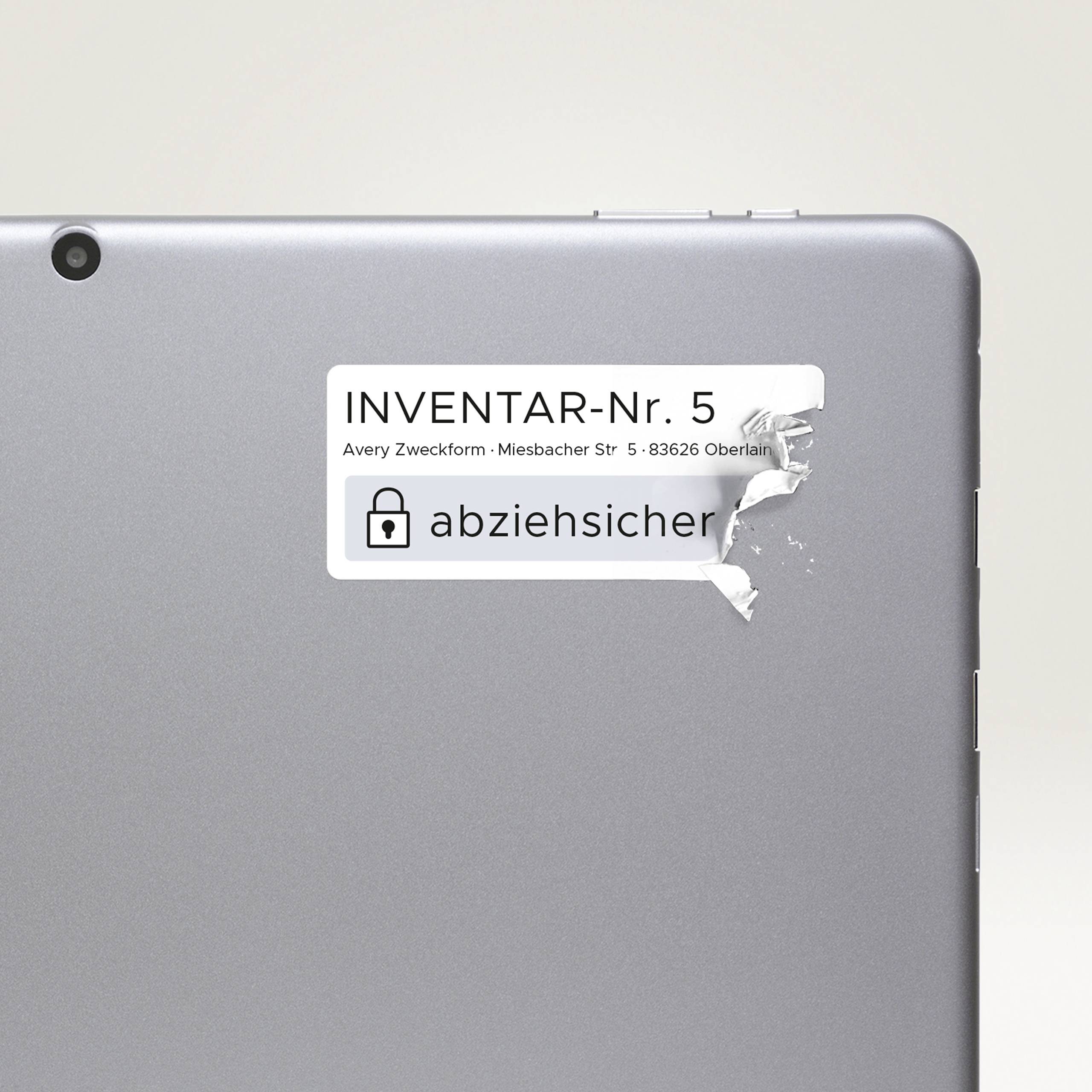 Tablet-Rückseite mit beschädigtem Inventar-Aufkleber 'INVENTAR-Nr. 5'. Teil des Aufklebers ist abgezogen, aber noch vorhanden.