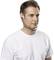 Ein Mann trägt bunte In-Ear-Kopfhörer mit einem verbundenen blauen Kabel, gekleidet in ein weißes T-Shirt.