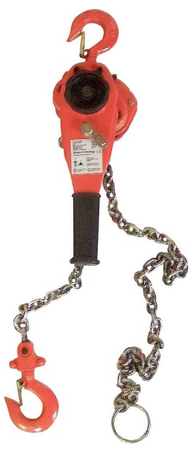 Roter Kettenzug mit Ober- und Unterhaken, schwarzem Griff und hängender Metallkette auf weißem Hintergrund.