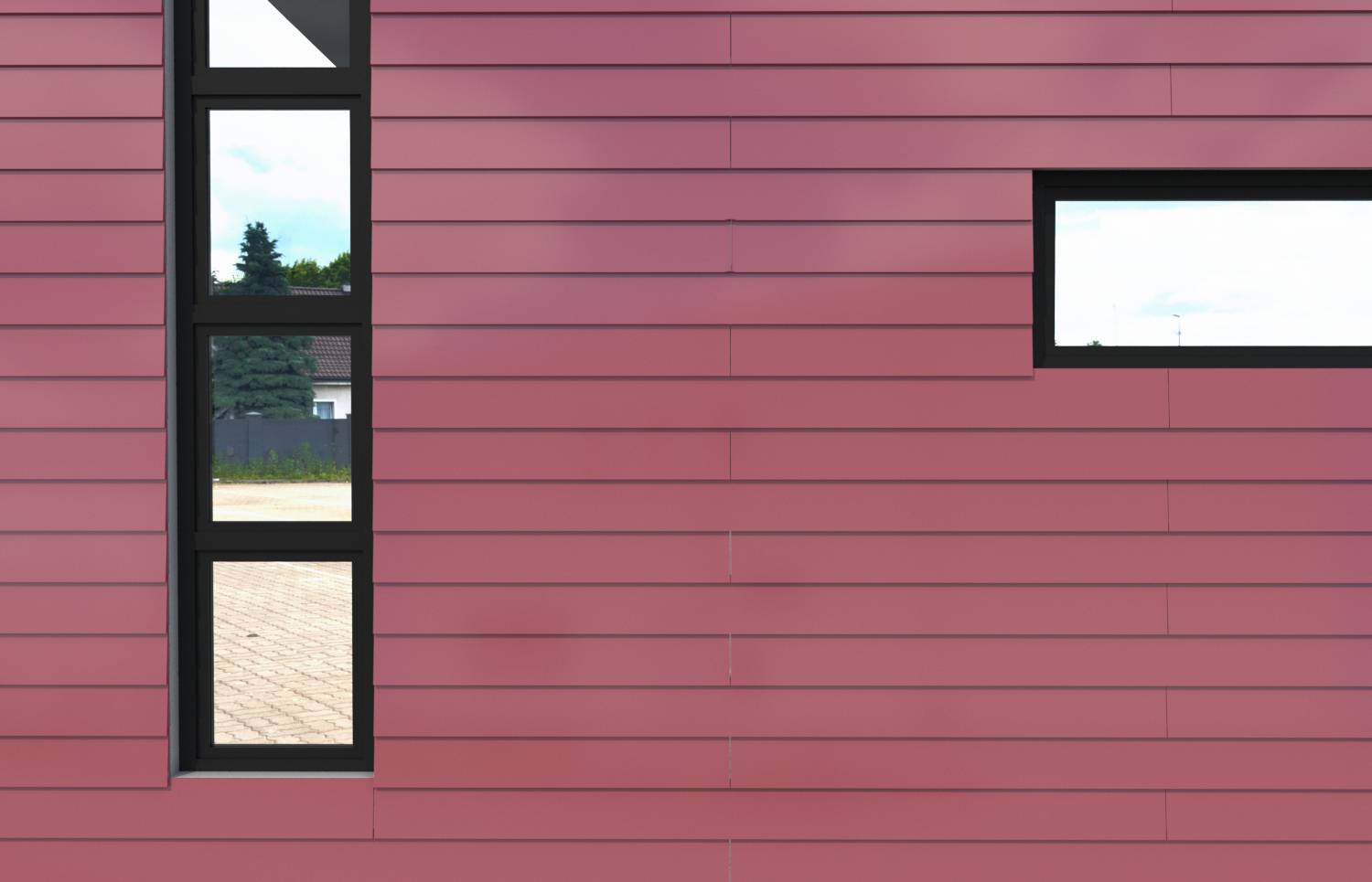 Rosa Außenwand mit einem hohen, schmalen schwarzgerahmten Fenster, das Bäume und Gehwegflächen widerspiegelt, sowie einem kleinen horizontalen Fenster auf der rechten Seite.
