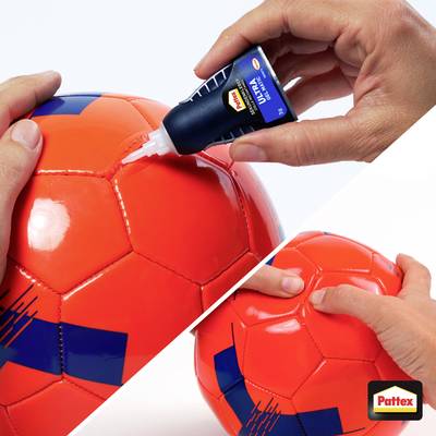 Zwei Bilder von Händen, die einen orange-blauen Fußball mit Pattex-Kleber reparieren, die eine Nahaufnahme der Anwendung auf einer Naht zeigen. Pattex-Logo ist sichtbar.