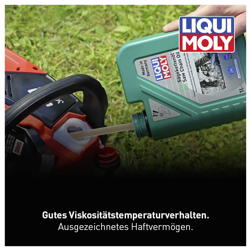 Ein grüner Kanister von Liqui Moly wird in einen Motor gegossen. Der Text lautet 'Gutes Viskositätstemperaturverhalten. Ausgezeichnetes Haftvermögen.'
