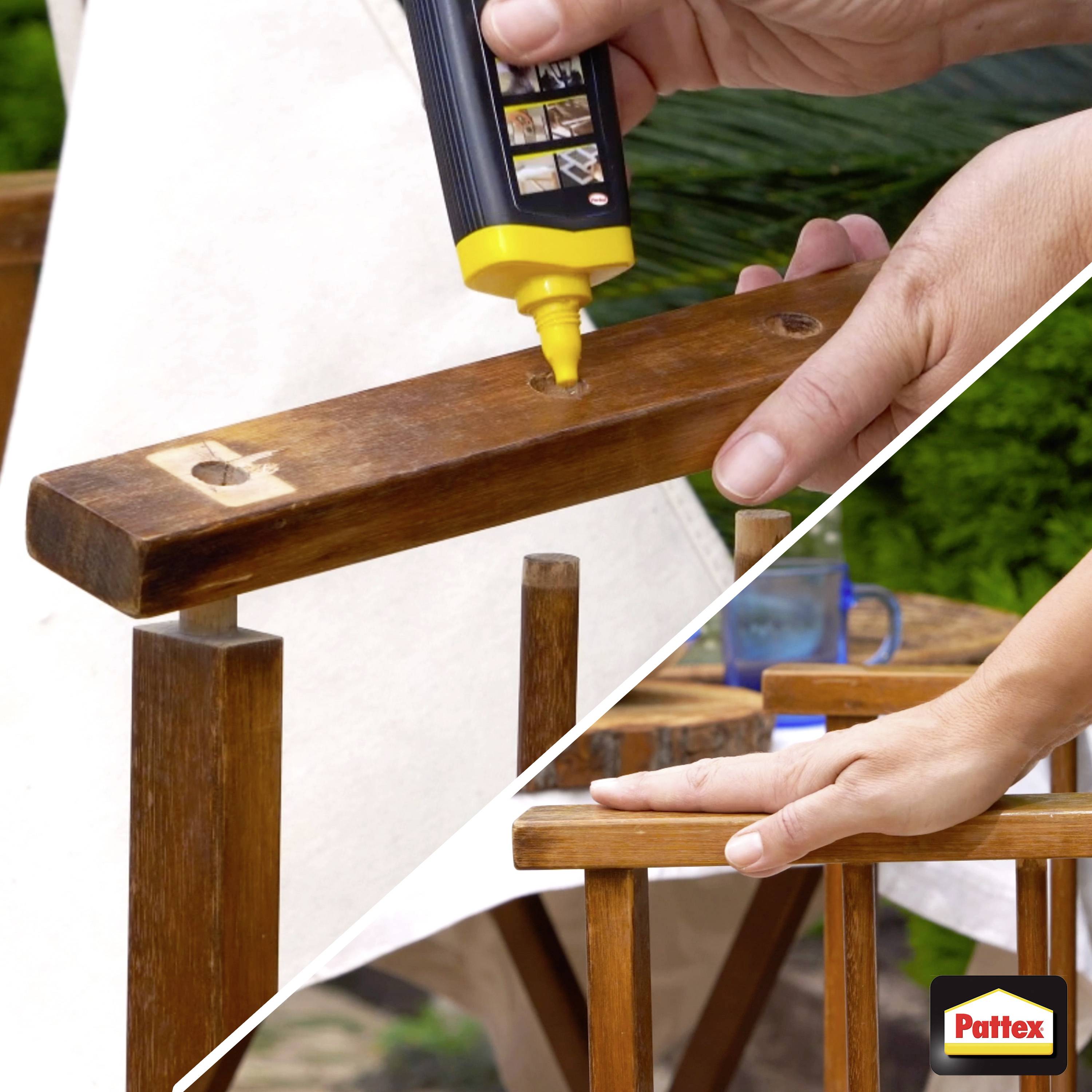 Zwei Hände, die Holzmöbel mit Kleber zusammenbauen, mit der Marke 'Pattex', die in der Ecke sichtbar ist, im Freien mit Grünpflanzen im Hintergrund.