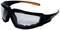Schwarze Schutzbrille mit klaren Gläsern und orangenen Akzenten am Bügel, geeignet für Sport- oder Sicherheitsanwendungen.