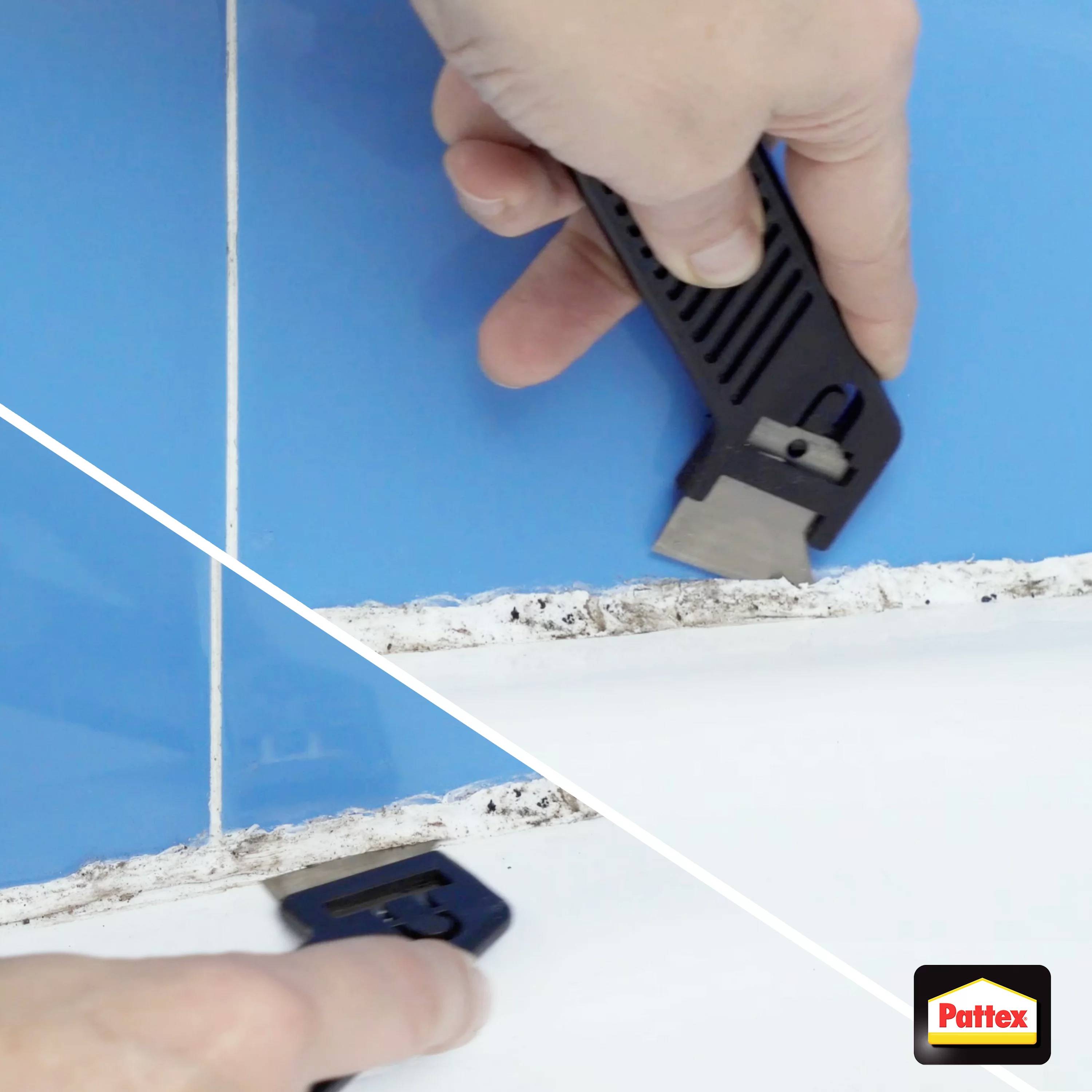 Person entfernt altes Dichtmittel zwischen Fliesen mit einem Werkzeug. Oben: gereinigte Fuge. Unten: unsaubere Fuge vor der Reinigung.