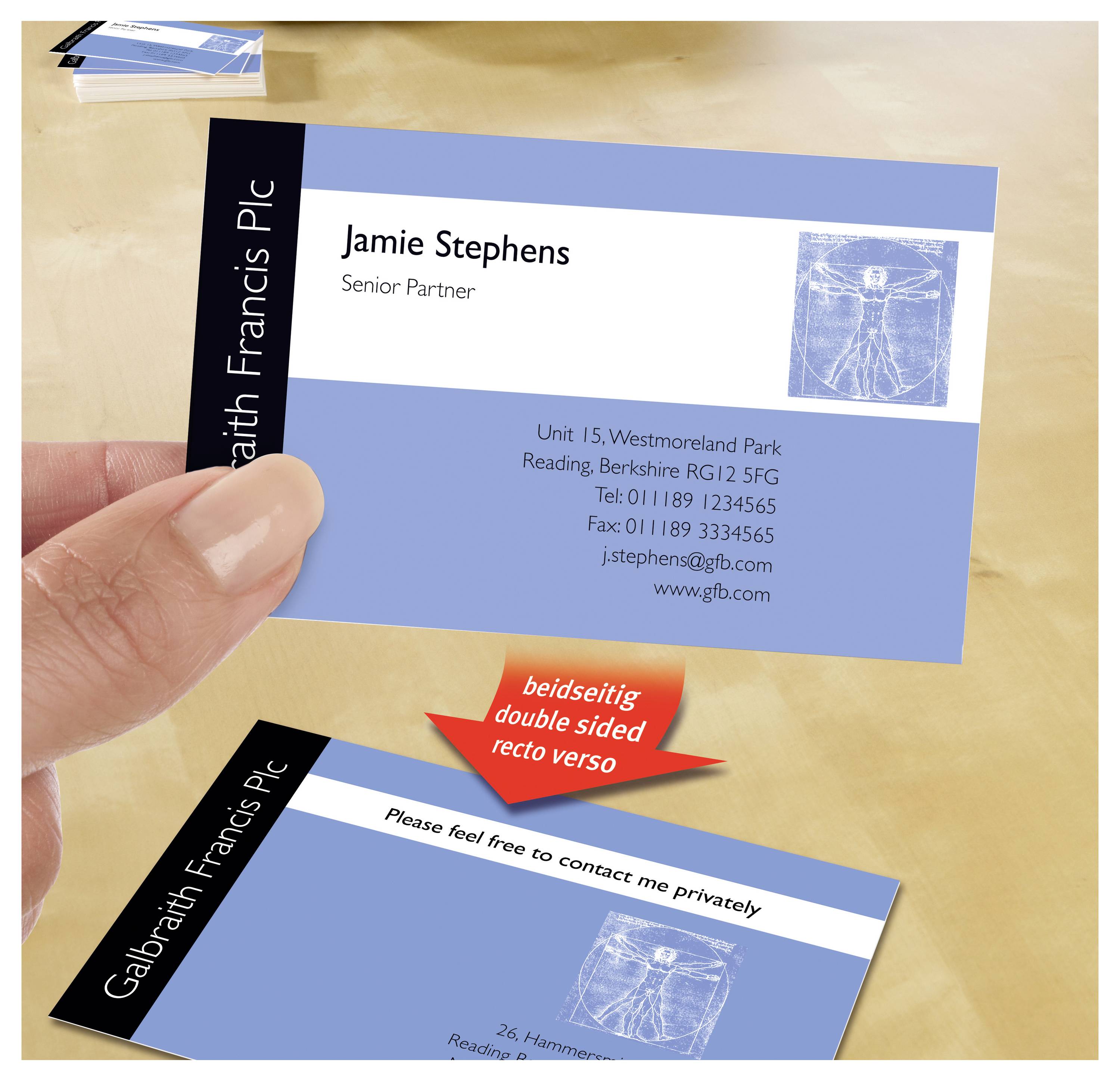 Visitenkarte mit zwei Seiten: vorne 'Jamie Stephens, Senior Partner' und Kontaktdaten; Pfeil 'beidseitig / double sided / recto verso' zeigt auf die Rückseite.
