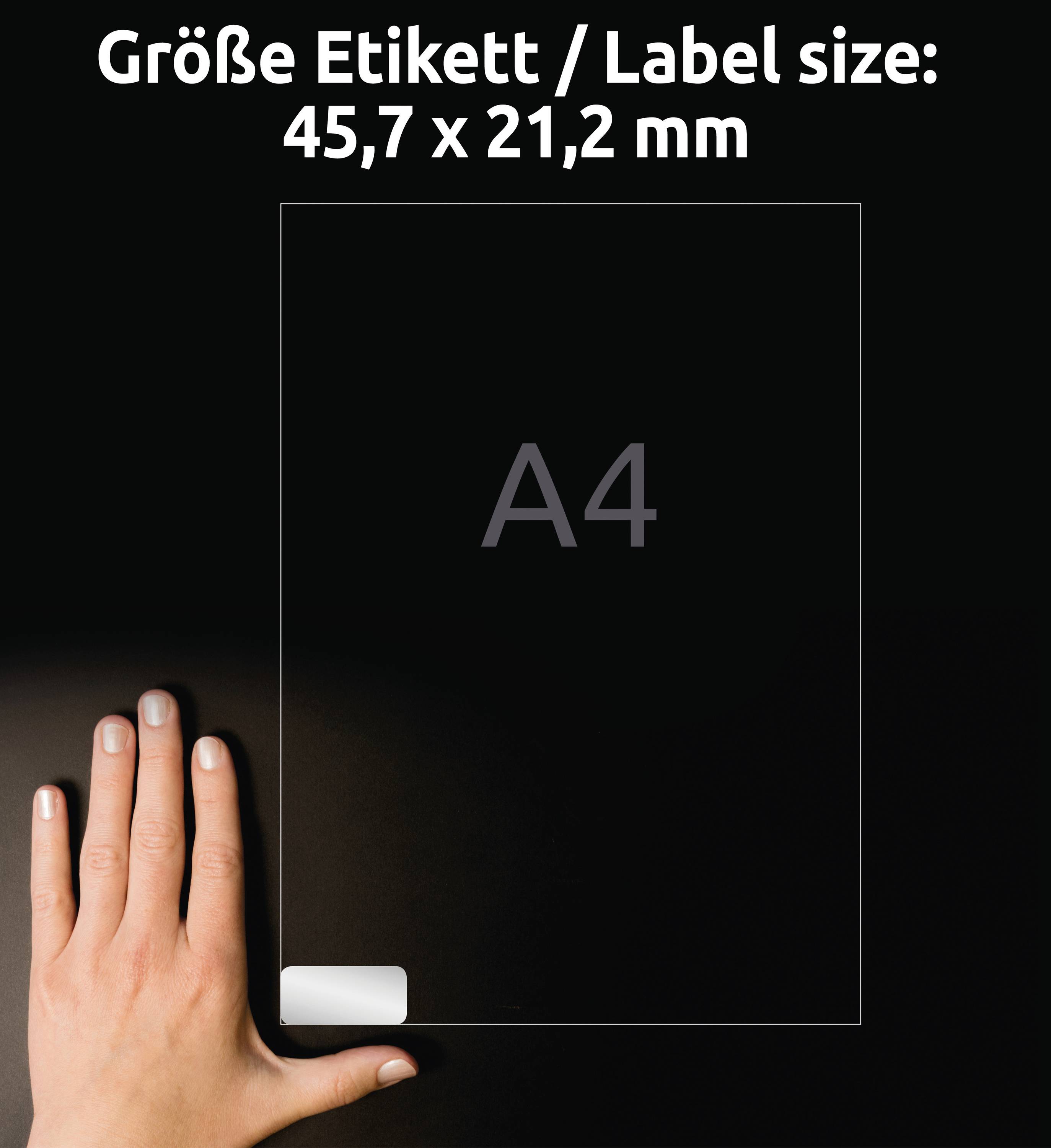 Etikett in A4-Größe mit Abmessungen 45,7 x 21,2 mm, menschliche Hand zur Größenreferenz neben dem Etikett.