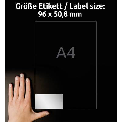 Ein A4-Blatt mit einer Hand daneben zeigt die Größe eines Etiketts (96 x 50,8 mm) im Vergleich.