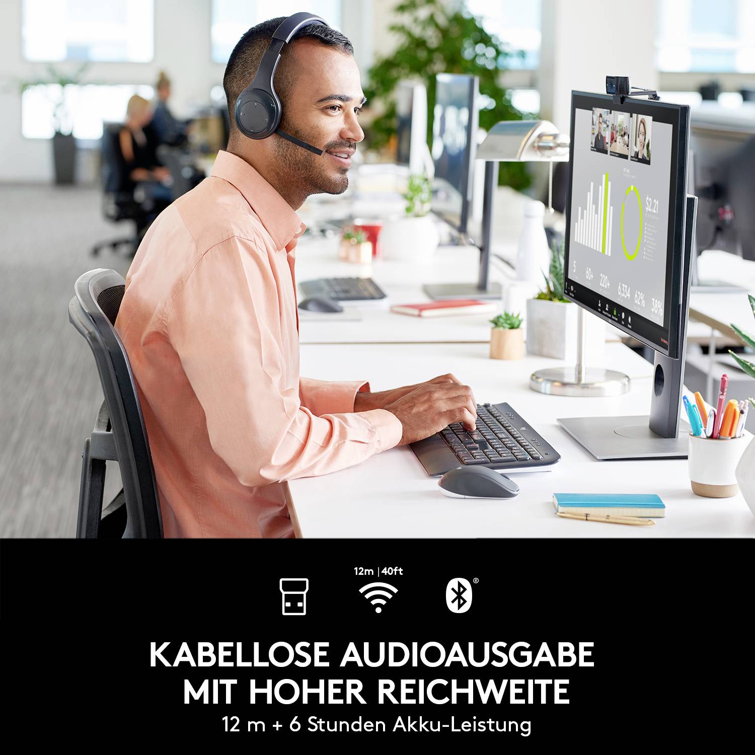 Ein Mann mit Kopfhörern arbeitet am Computer in einem Büro. Ein Monitor zeigt ein Diagramm an. Text unten: 'Kabellose Audioausgabe mit hoher Reichweite'.