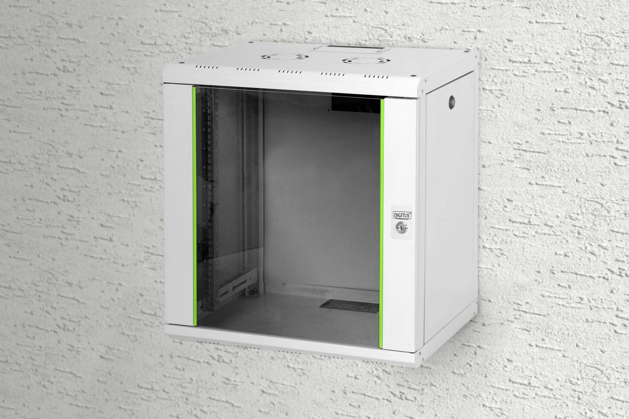 Ein weißer Wandverteilerkasten mit Glastür und grünem Streifen an den Seiten, montiert an einer strukturierten Wand.