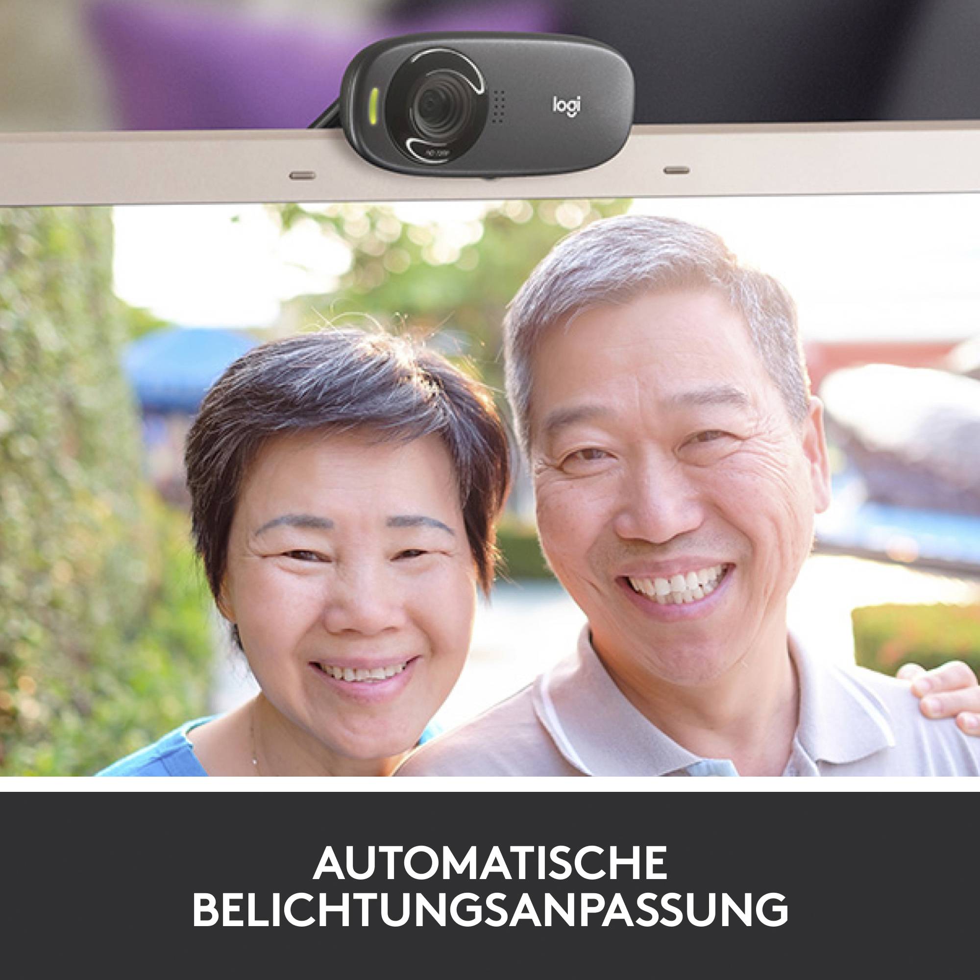 Ein lächelndes Paar im Fokus der Kamera. Oben eine Webcam. Text: 'Automatische Belichtungsanpassung'.