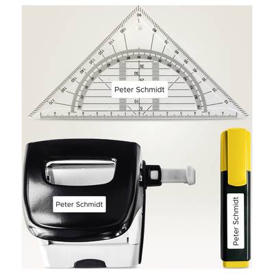 Schulset mit Dreieckslineal, Locher und Textmarker, jeweils mit dem Namen 'Peter Schmidt' beschriftet.