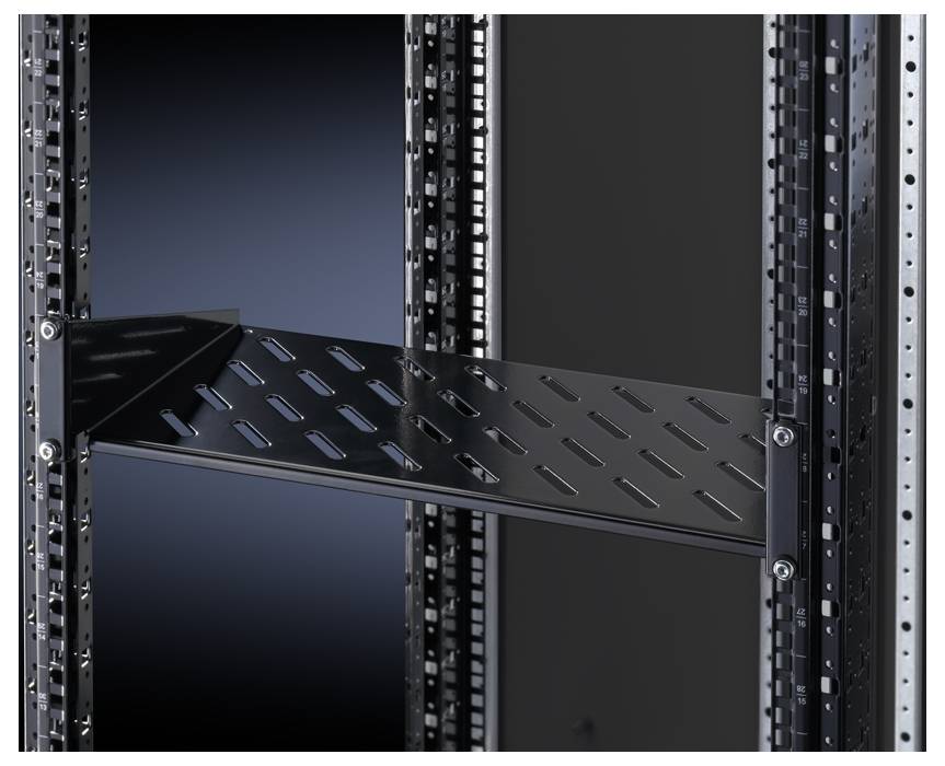 Stabiles schwarzes Metallregal, montiert in einem offenen Rahmen, ideal zur Unterstützung schwerer Geräte in einem Server-Rack.