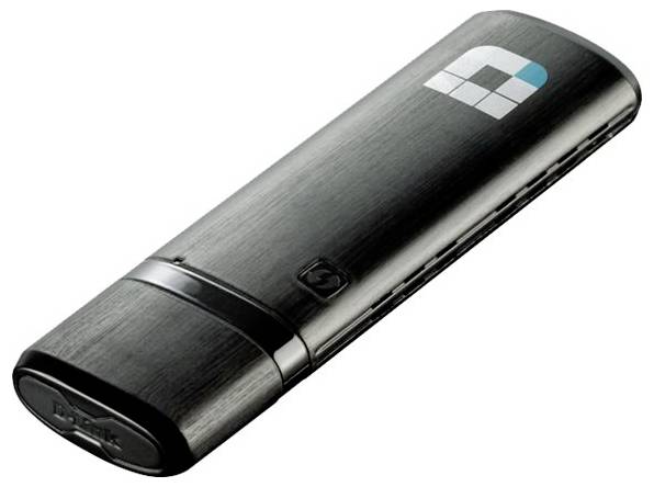 Ein silberner USB-Stick mit einem Logo in der oberen Ecke. Der Stick hat eine glatte, metallische Oberfläche.