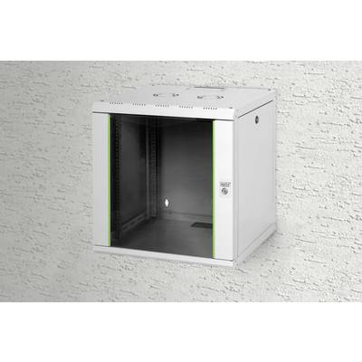 Ein leerer, an der Wand montierter Netzwerkschrank mit Glastür und grün abgesetzten Kanten, geeignet für IT-Geräte.