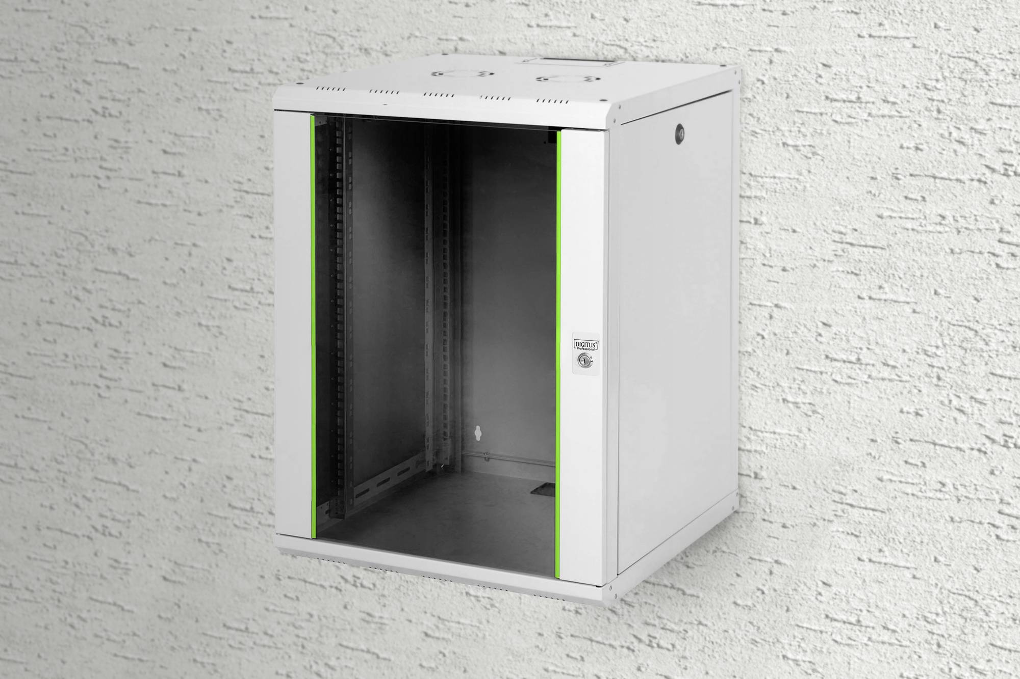 Telekommunikationsschrank an der Wand montiert, mit grün beleuchtetem Rahmen und einer Glastür, die leicht geöffnet ist.